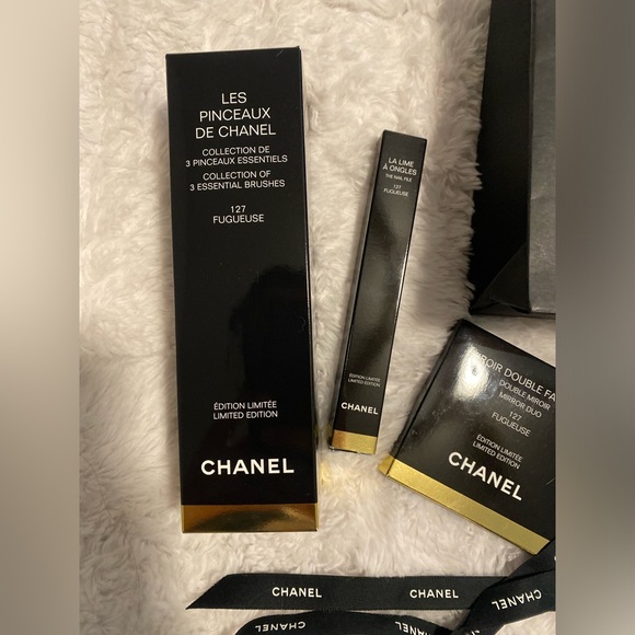 New Authentic Chanel Collection of 3 Essential Brushes, Compact, & Nail File. - Picture 3 of 7